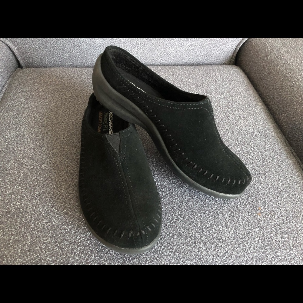 Woman’s size 6 Black Skechers